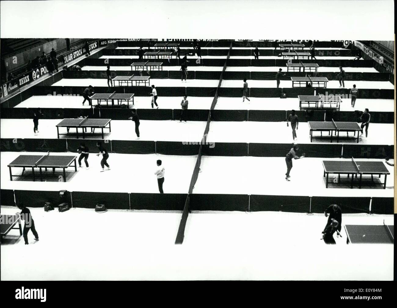 Avril 16, 1969 - Ces rangées et des rangées de tennis de table sections sont certainement quelque chose à se rappeler. Cette installation a été construite en prévision de la coupe du monde de tennis de table le 17 avril. Banque D'Images