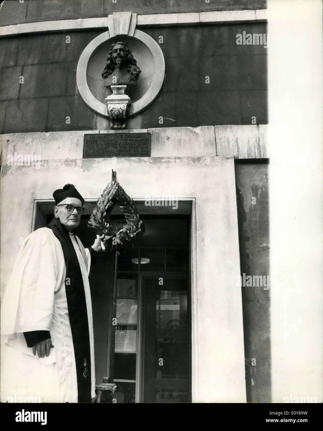 30 janvier 1969 - Service de commémoration pour le roi Charles 1er 320 anniversaire de son exécution. : un service commémoratif a eu lieu ce matin par la Société du roi Charles le Martyr-l'extérieur du Royal United Services Institute, pour marquer le 320e-anniversaire de l'exécution du roi Charles 1er. Photo montre le Rev H.J. Sillitoe, Président de la Société du roi Charles le Martyr, d'effectuer la cérémonie de dépôt sur l'extérieur du site d'exécution il banquting House Whitehall. Banque D'Images