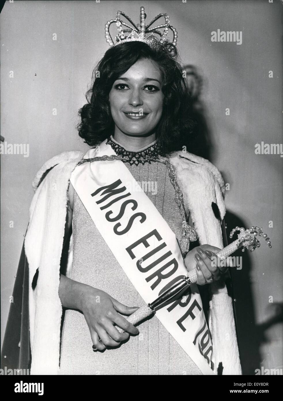 Mai 05, 1969 - L'élection Miss Europe a eu lieu à Rabat, au Maroc. Zajc, qui était autrefois ''Miss Yougoslavie,'' a gagné plus de 19 autres participants. Le runner-up ont été Jeanne Perfeldt (Miss Danemark) & Elke Hein (Miss Germany). Pele reçoit ''Champion du siècle'' Trophy Banque D'Images