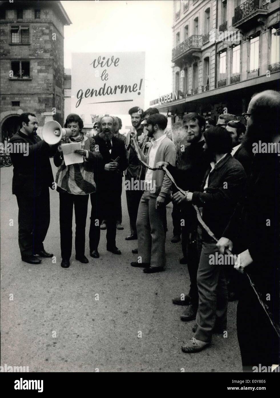 Mai 05 1969 L Utilisation D Un Bon Policier Les Policiers Ne Sont Pas Les Bienvenus Partout Mais Comme Un Celebre Saucisse Suisse Est Appele Policier C Est Peut Etre Une Mai 05 1969 L Utilisation D Un Bon Policier Les Policiers Ne Sont Pas Les Bienvenus Partout Mais Comme Un Celebre Saucisse Suisse Est Appele Policier C Est Peut Etre Une