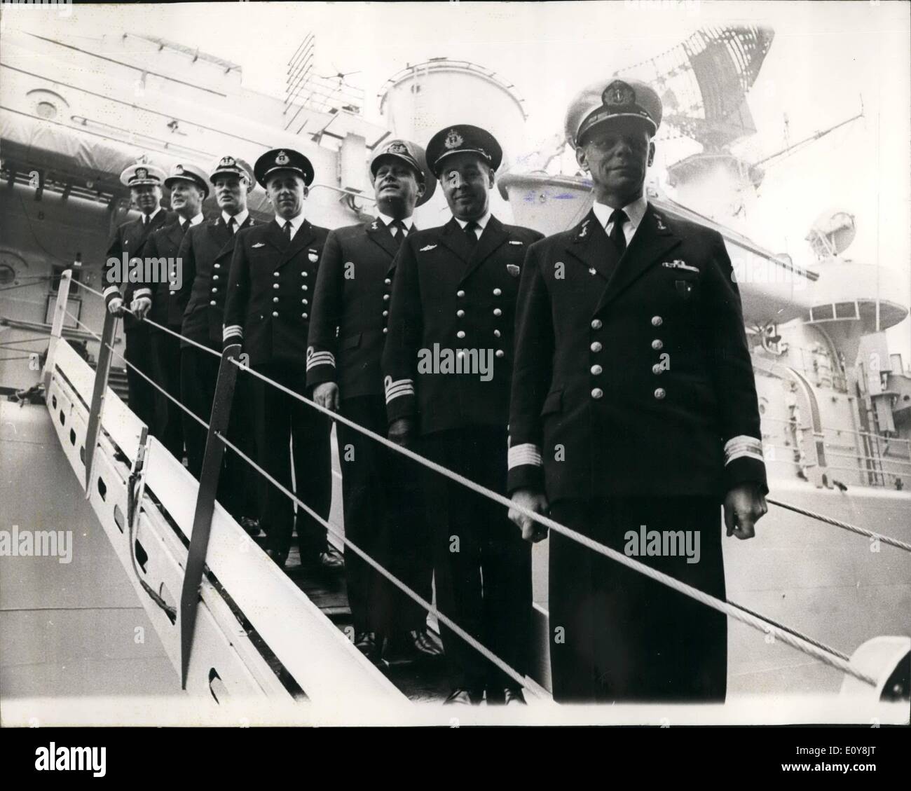 10 févr. 02, 1969 - Les navires de la Force navale permanente de l'OTAN paient première visite en Grande-Bretagne. Les navires de la Force navale permanente de l'Atlantique ont accosté dans la Tamise. Il s'agit de la première visite de navires de la Force à Londres, qui coïncide avec le vingtième anniversaire de l'OTAN. La princesse Margaret va visiter certains des navires dans l'Albion et de Surrey, les quais commerciaux de demain. OPS : Les six chefs des navires de l'OTAN vu de leurs Commodore comme ils ont quitté la frégate néerlandaise Van Nes dans l'Albion Dock, Londres, aujourd'hui. Ils sont (R. de L.) Commodore B. Veldkamp (Hollande) ; IL S'Commader Banque D'Images