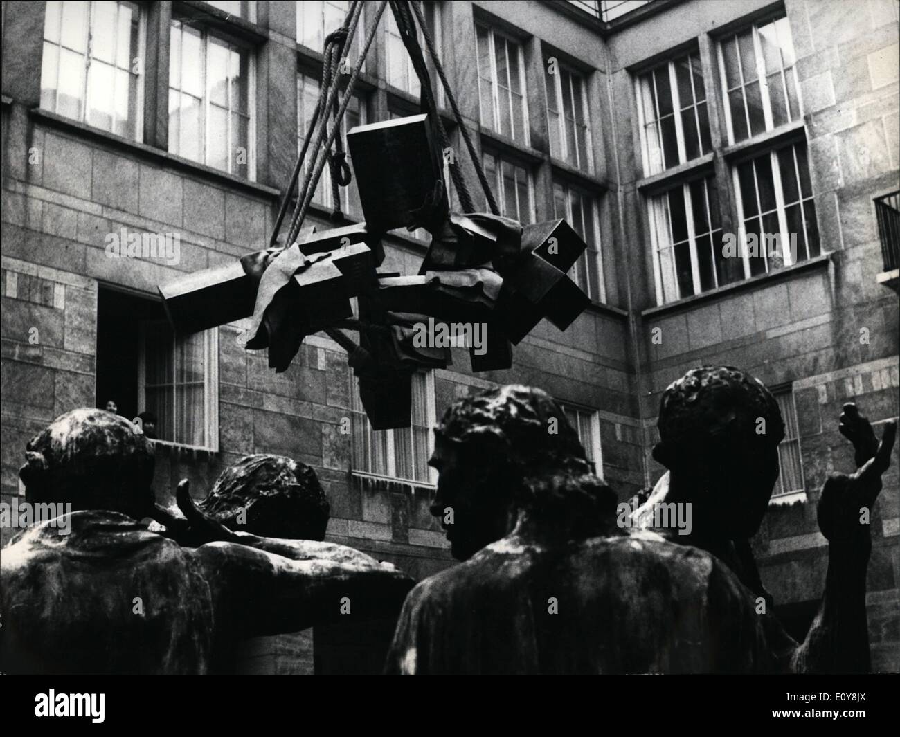 10 févr. 02, 1969 - une sculpture de cinq tonnes pour le Musée d'Art de Bâle : à ce ans exposition ''Documenta'' à Kassel, la sculpture '' autour du vide'' (autour du rien) par Eduardo Chillida a été l'une des principales attractions. Maintenant, cette immense sculpture de cinq tonnes appartient au Musée d'Art de Bâle. Il a été porté par un grand camion de Paris, et le déchargement des ouvrages ont été très difficile, comme peut montrer notre photo, où nous voyons la sculpture entièrement en chromsteel, levé par une grue dans la cour de l'Art Museum. Banque D'Images