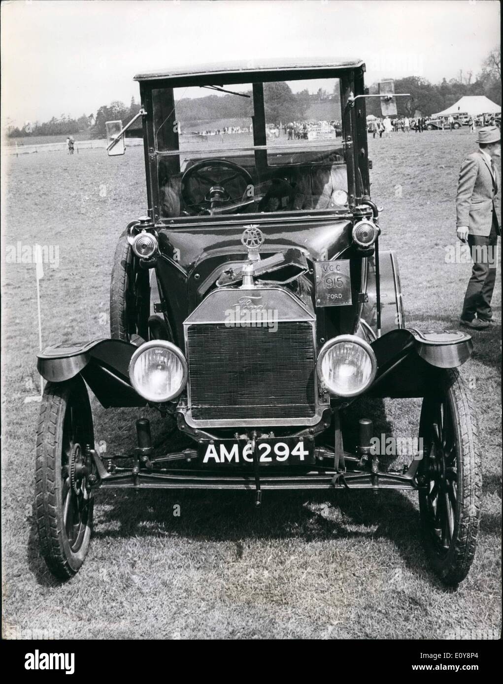 Mai 05, 1969 Spectacle de l'automobile - les roues tournent de nouveau réveil : l'une des entrées dans un pageant of motoring hier à Penshurst Place, Kent, accueil du Vicomte de L'Isle - était une Ford 1915 berline, appartenant à M. C. Evan Cok. L'affichage a été parrainé par le Rolls-Royce Enthusiasts' Club à id du Chechire Home, Tunbridge Wells. Banque D'Images
