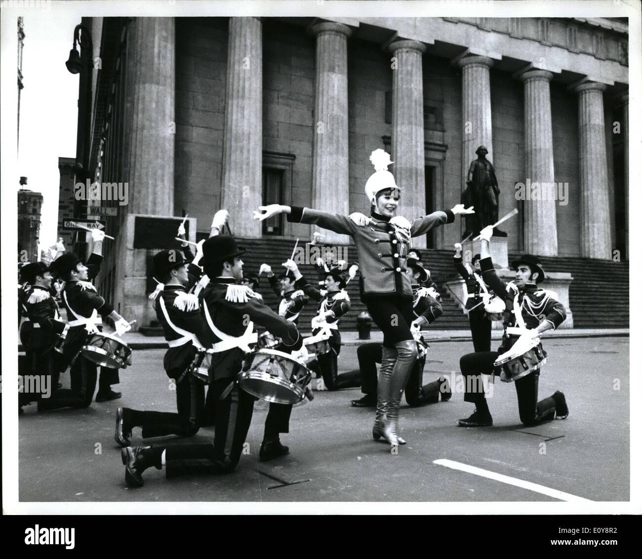 05 mai 1969 - Shirley Maclaine, menant une bande sur le mur Feuille dans son dernier film Sweet Charity par Universal Pictures. Amp Banque D'Images