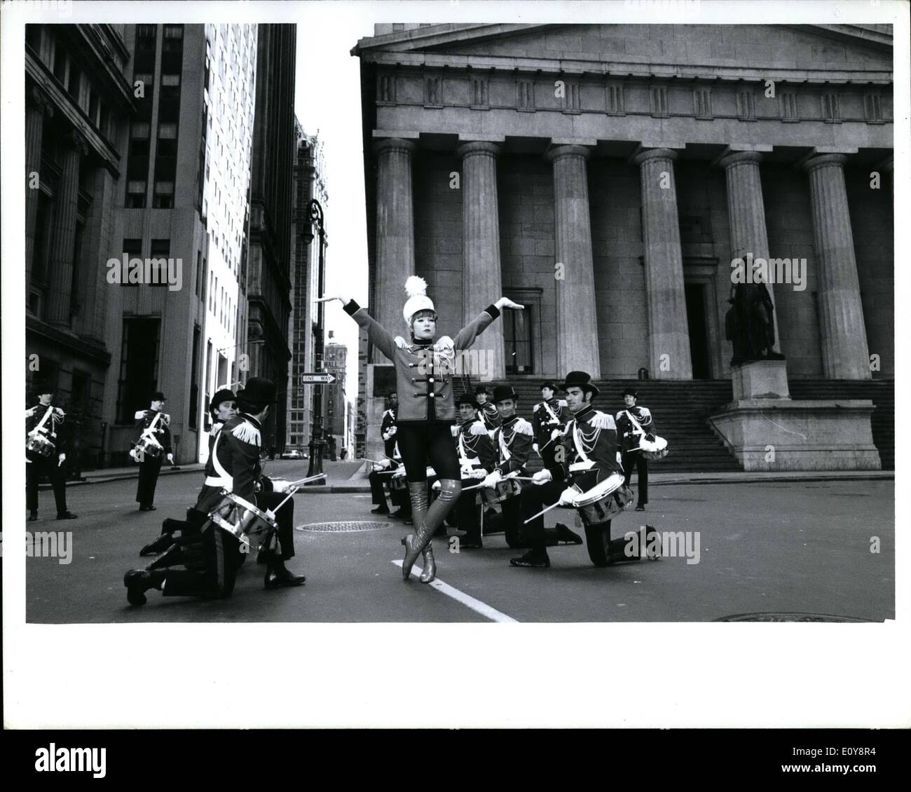 05 mai 1969 - Shirley Maclaine, menant une bande de Wall Street dans Sweet Charity par Univers Photos. Banque D'Images