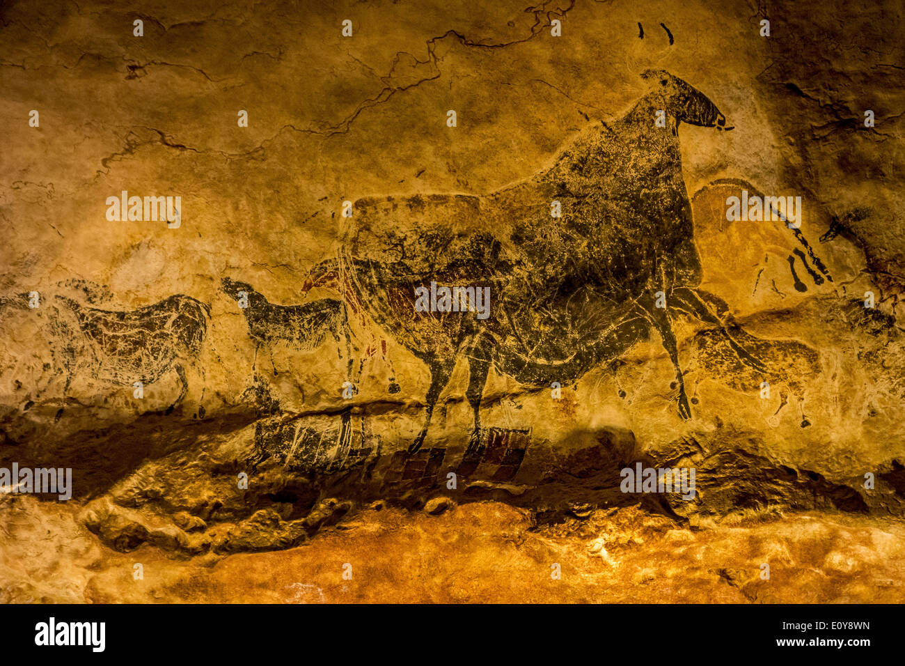 Réplique de la grotte de Lascaux montrant animaux préhistoriques comme l'aurochs et chevaux sauvages, Dordogne, France Banque D'Images