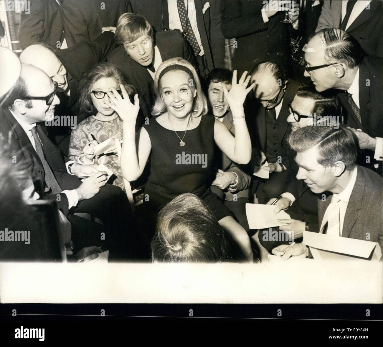02 février 1969 - Betty Grable dans Londres. : Betty Grable, la star hollywoodienne avec le ''million dollar'' les jambes, arrivé à Londres hier et il y avait un accueil presse aujourd'hui. Mlle Grable visiter l'Europe pour la première fois, est de jouer dans un stade encore de 'l'Piecefull palace'', qui s'ouvre à Londres le 1 avril. Photo montre Betty Grable entouré par la presse - à la presse d'aujourd'hui la réception à Londres. Banque D'Images