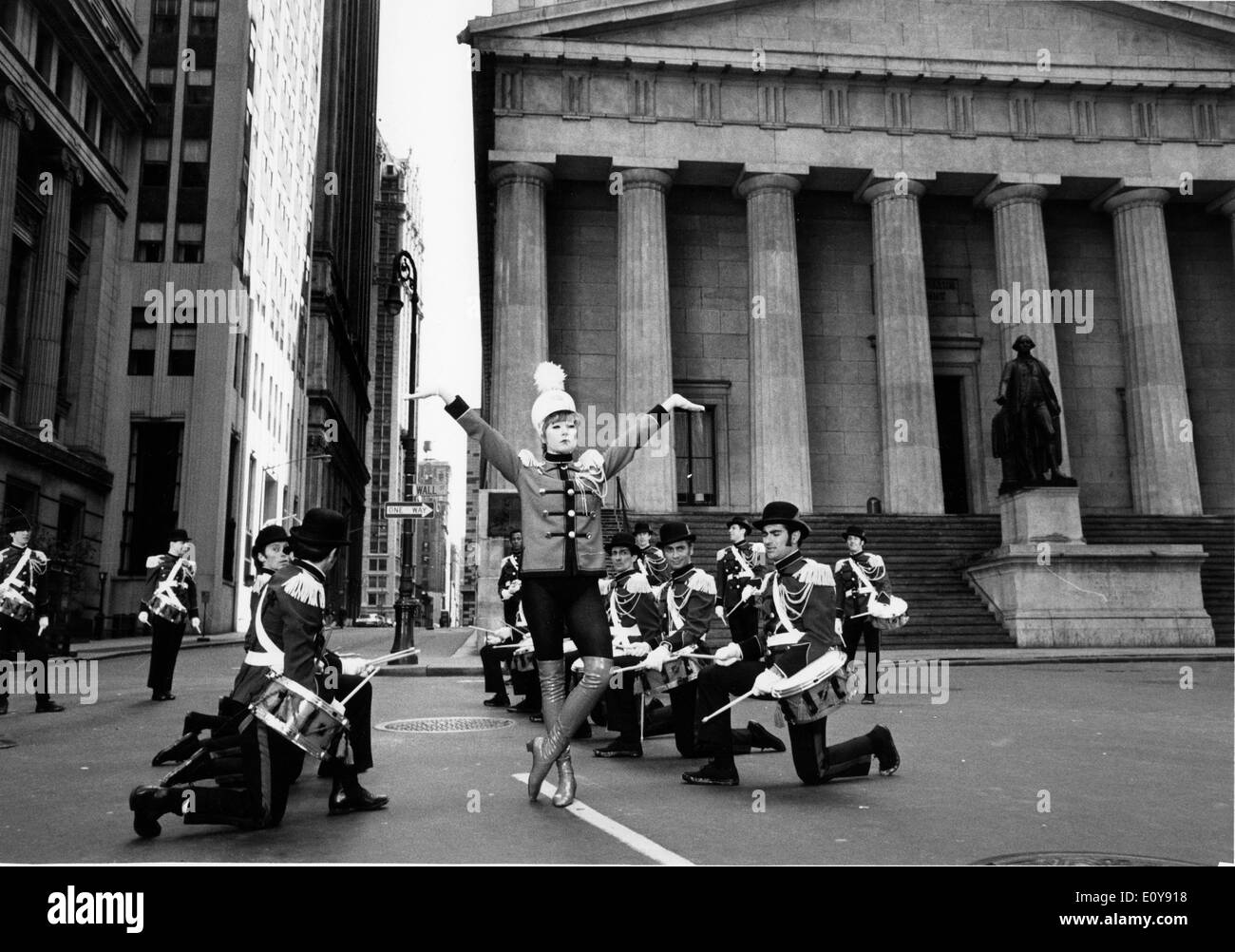 L'actrice Shirley MacLaine bande mène 'Sweet Charity' Banque D'Images