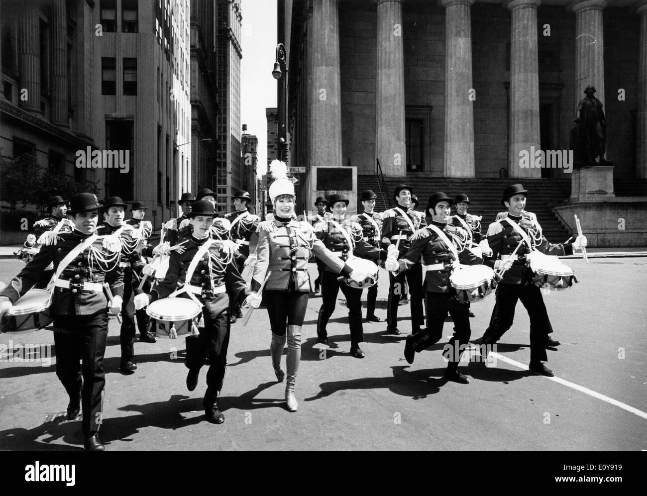 L'actrice Shirley MacLaine bande mène 'Sweet Charity' Banque D'Images