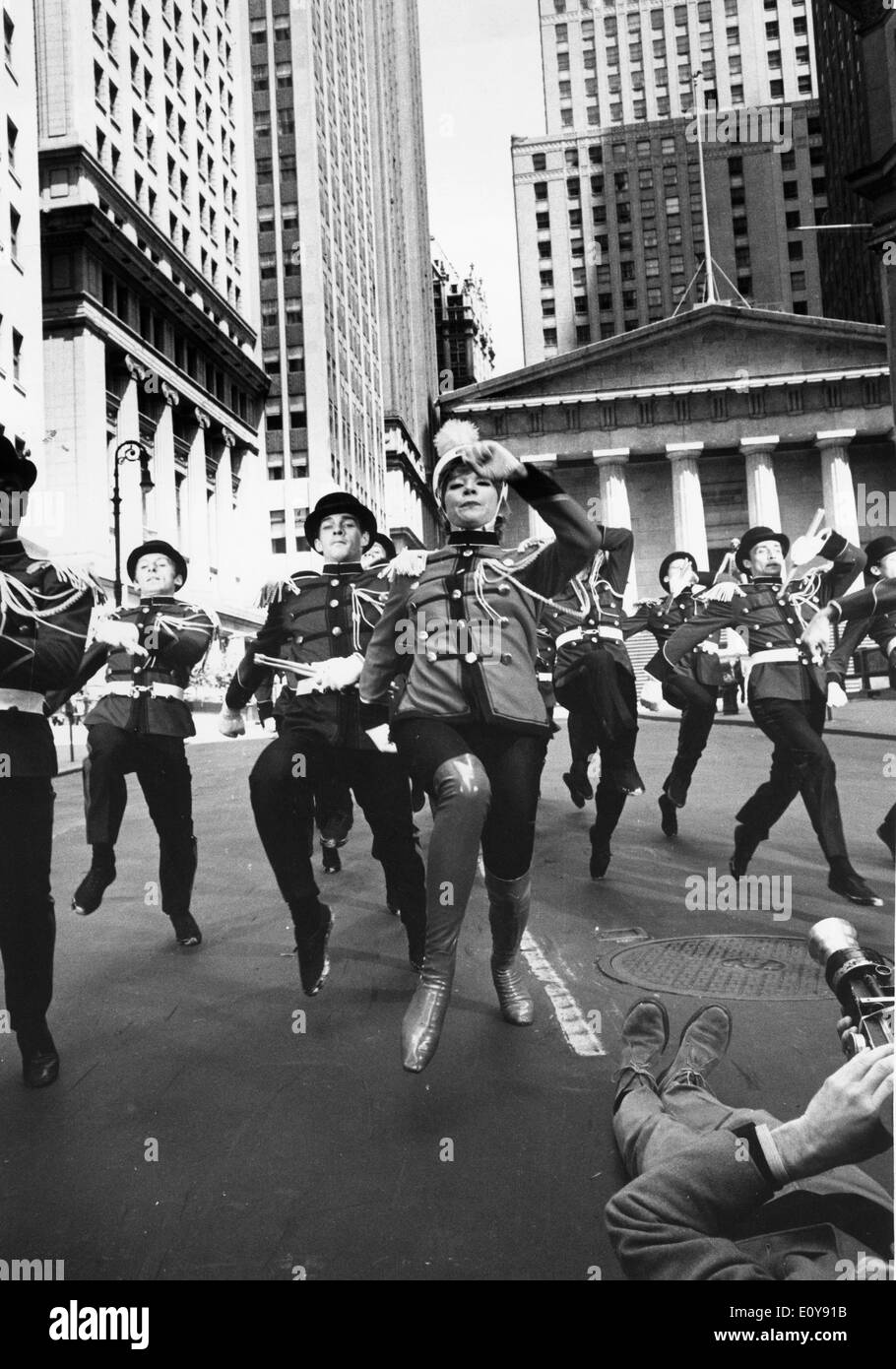 L'actrice Shirley MacLaine bande mène 'Sweet Charity' Banque D'Images