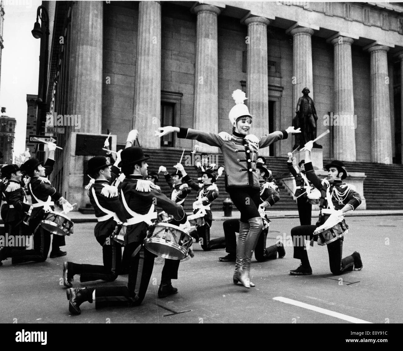 L'actrice Shirley MacLaine bande mène 'Sweet Charity' Banque D'Images