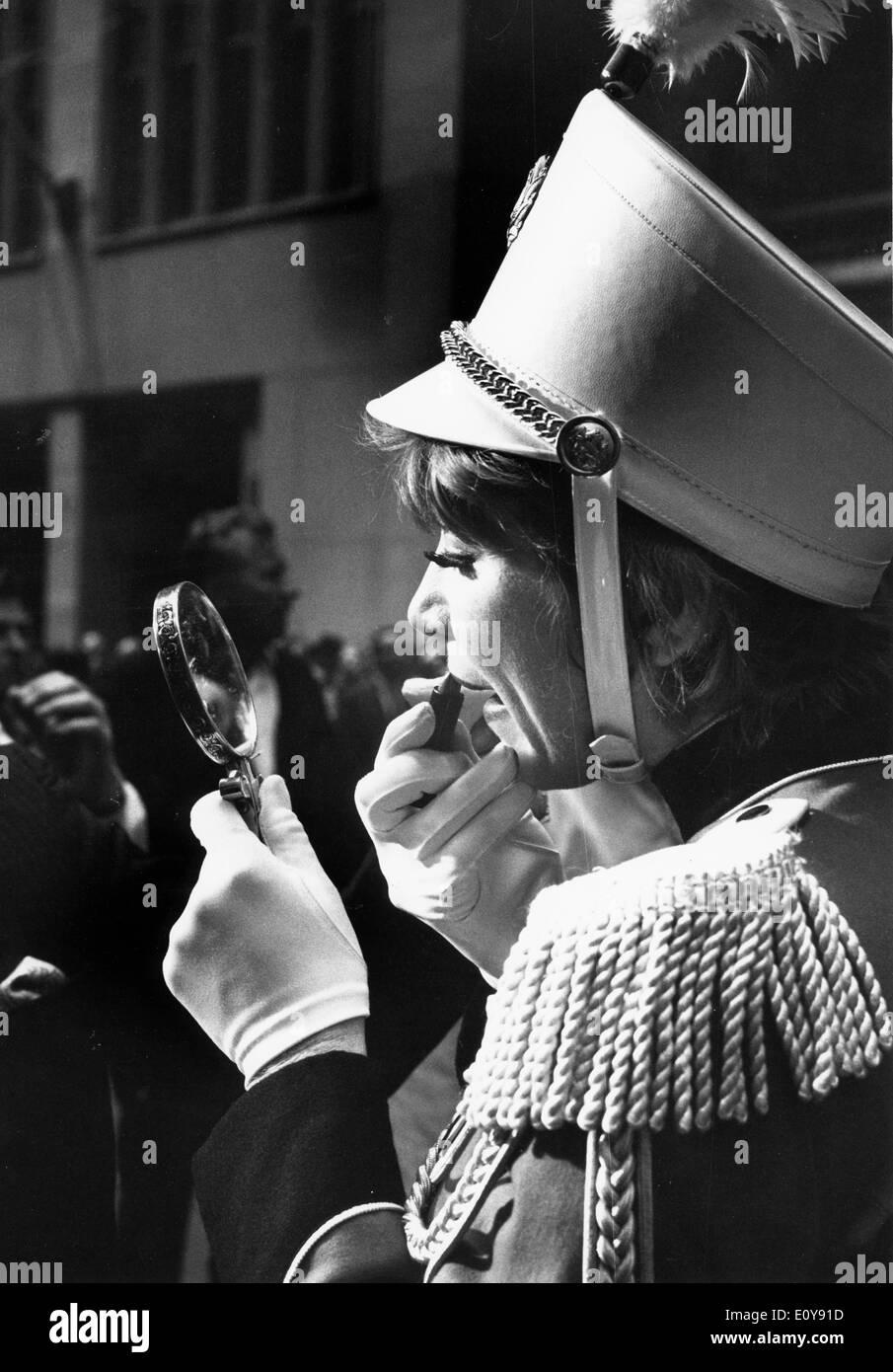 L'actrice Shirley MacLaine corrige un miroir 'Sweet Charity' Banque D'Images