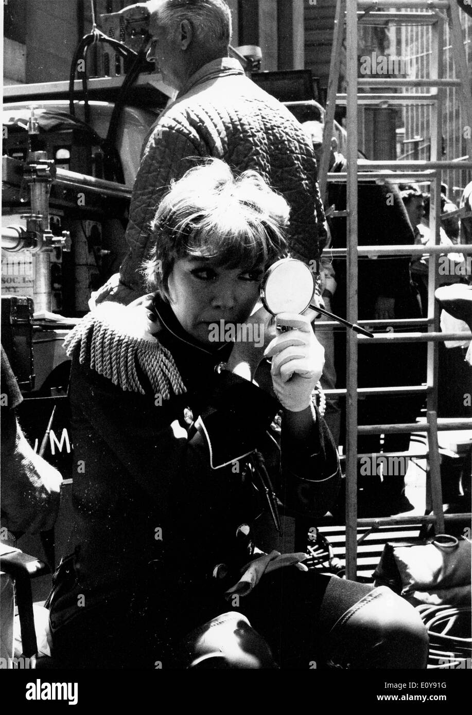 L'actrice Shirley MacLaine corrige un miroir 'Sweet Charity' Banque D'Images