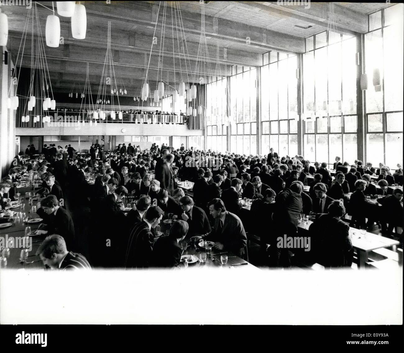 Mai 05, 1969 - 350ème. Anniversaire de Dulwich College : une conférence de presse a eu lieu hier à Dulwich College avant le 350ème. anniversaire de la Fondation. Les célébrations sont d'inclure une visite du prince Philip le 12 juin et une garden party, qui sera assisté par la reine Elizabeth la Reine Mère le 9 juillet. Sur la Journée du Fondateur, le 21 juin, il y aura une production de Marlowe's ''Le Juif de Malte'' dans lequel Edward Alleyn, la fondatrice de l'école, une fois joué le rôle de Banque D'Images