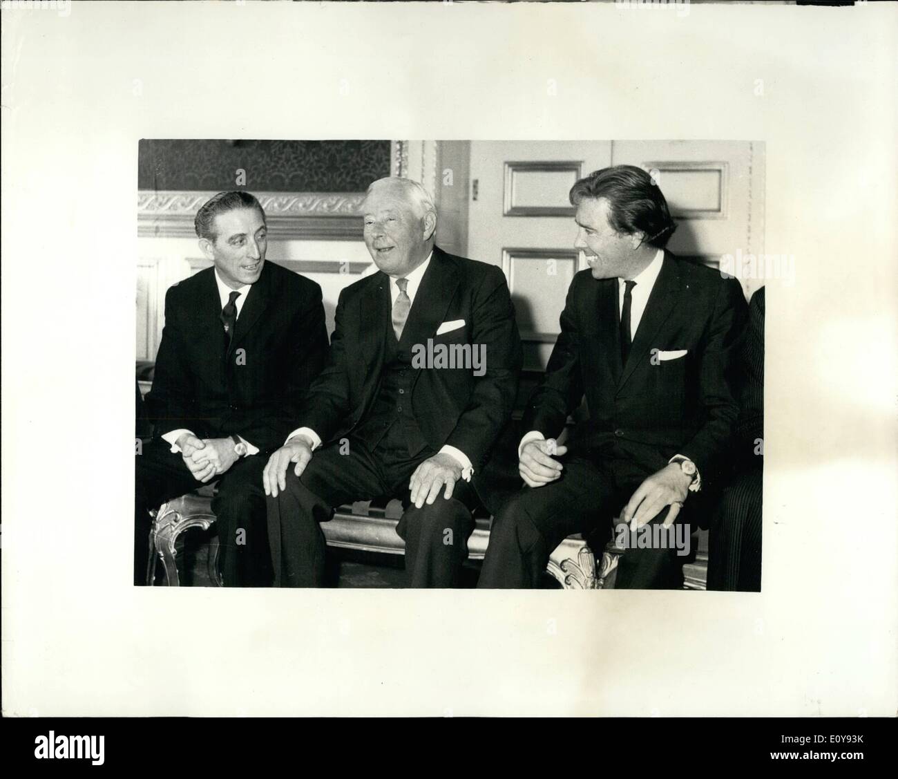 Mai 05, 1969 - Réunion du Comité d'investiture. Une réunion de la Commission d'investiture pour la prochaine du Prince Charles, le Prince de Galles à Caernarvon. Photo montre :- (de gauche à droite) :- le très honorable George Thomas député Secrétaire d'État pour le pays de Galles, et vice-président du comité ; Sa Grâce le duc de Norfolk, en kg. GCVO. GBE, Earl Marshal, et président du comité, et la Rt. L'honorable le comte de Snowdon, connétable de Château de Caernarvon, photographié à la réunion. Banque D'Images
