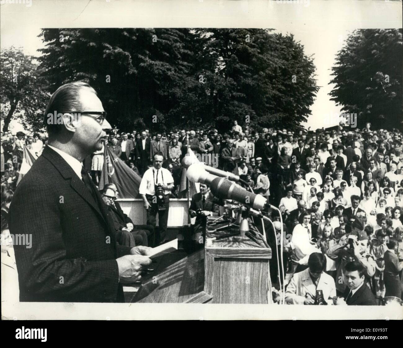 Mai 05, 1969 - Rallye de la paix aux niveaux national cemetery à Terezin forteresse. Un grand rassemblement en faveur de la paix s'est tenue au cimetière national de Terezin, en Bohême du nord de la forteresse, le 18 mai par environ 50 000 personnes pour rendre hommage à la mémoire des plus de 40 000 vitims de 17 pays européens que les Nazis torturés là. Le rassemblement a été suivi par le président tchécoslovaque Ludvik Svoboda, président de l'assemblée fédérale Alexander Dubcek, Josef smrkovsky, premier vice-président de l'Assemblée fédérale et le président de la chambre du peuple, le Dr Banque D'Images