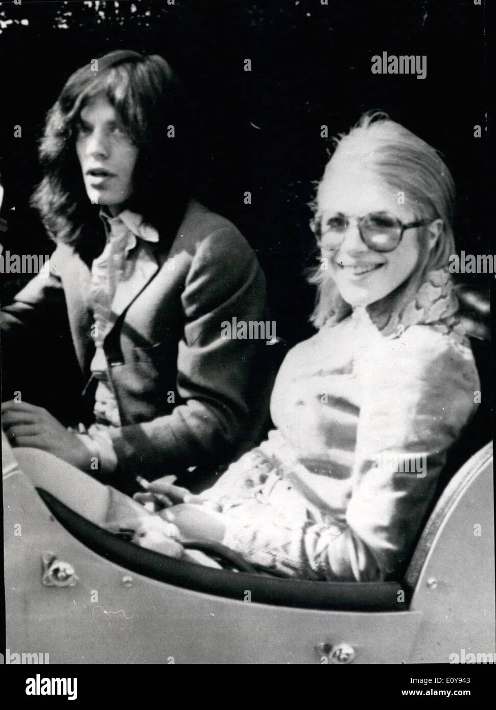 05 mai 1969 - Mick Jac et  sur une redevance sur médicament : la pierre à roulettes Mick Jagger et sa petite amie Marianne Faithful ont été remancées jusqu'au 23 juin sur  Les deux personnes ont été accusées de possession de cannabis- Jagger sous son nom complet  Philip Jagger et Mlle Faithfull, sous son nom complet de Michael Phillip Jagger, et sous son nom marié Marianne Evelyn --- bar. Photos : Mick Jagger et Marianne  dans une voiture ouverte , qu'ils ont quittée aujourd'hui pour le tribunal de rue Marlborough où ils ont comparu sur une accusation de drogue. Banque D'Images