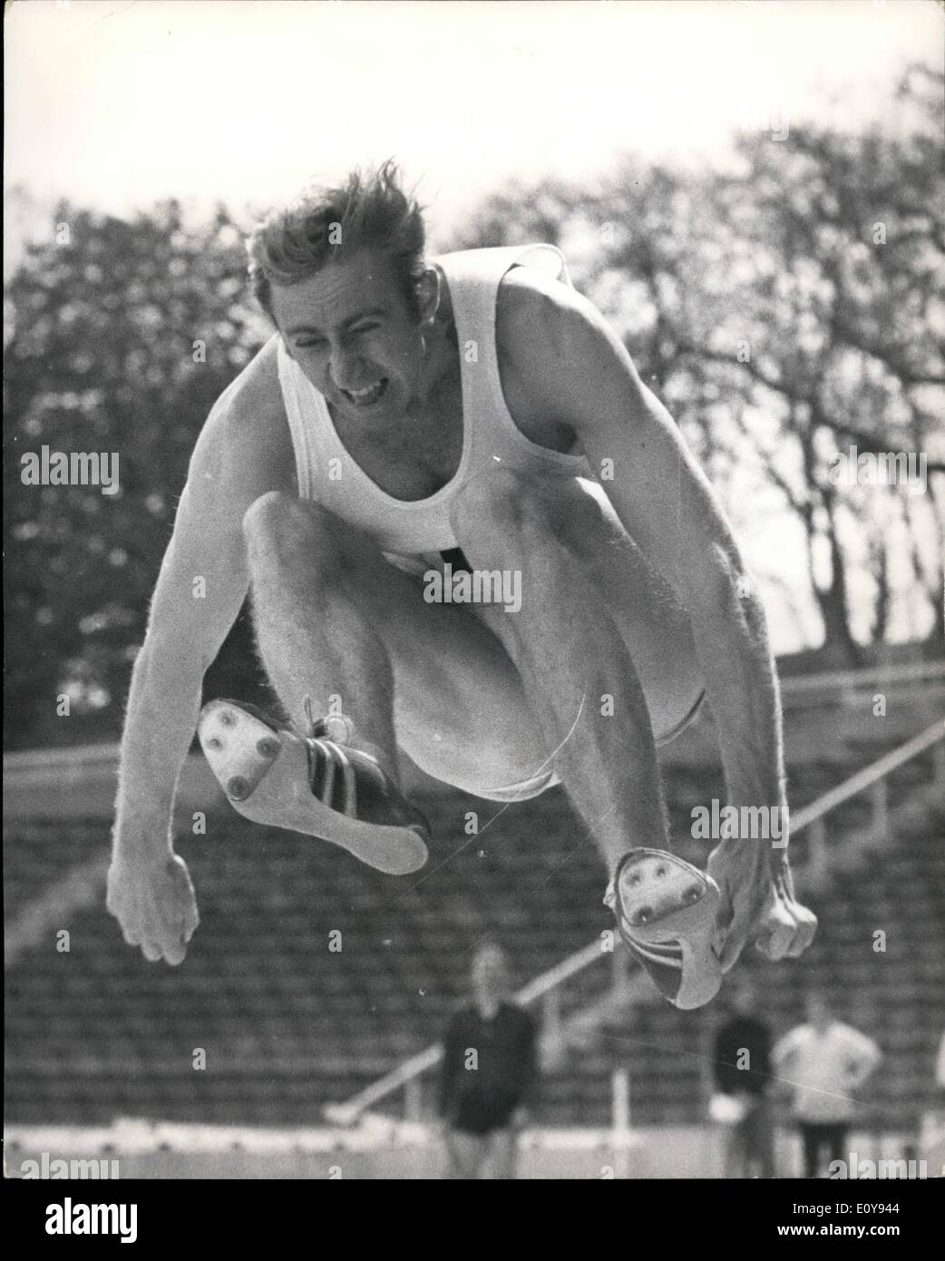 Mai 05, 1969 - David Hemery au pentathlon : David Hemery, le champion olympique de 400 mètres haies, aujourd'hui a commencé sa candidature pour une place dans l'équipe de decathlon britannique à Crystal Palace cet après-midi lorsqu'il a pris part à l'pentathlon organisé par l'Union Nationale des statisticiens. Photo montre David Hemery vu la concurrence dans le pentathlon saut à Crystal Palace aujourd'hui. Son meilleur saut est de 23'4Ã Banque D'Images