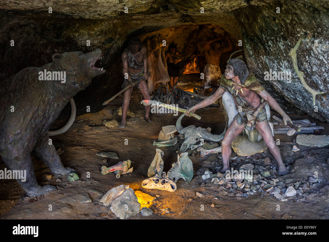 Les néandertaliens défendre cave contre ours des cavernes (Ursus spelaeus), La Roque Saint-Christophe, Peyzac-le-Moustier, Dordogne, France Banque D'Images