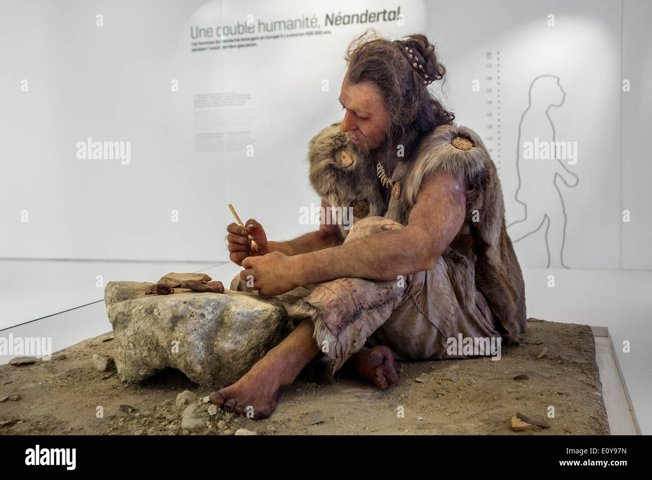 L'homme de Cro-Magnon qui travaillent avec des outils de pierre au Pôle International de la Préhistoire, Les Eyzies-de-Tayac, Dordogne, France Banque D'Images