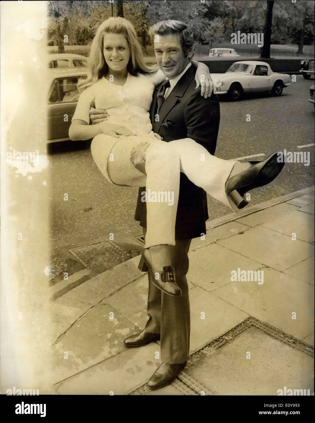 18 mai 1969 - Réception pour Rod Taylor et Carol White - Stars du nouveau film ''l'homme qui avait le pouvoir sur les femmes'' : un communiqué de réception a eu lieu aujourd'hui pour des stars de cinéma, Rod Taylor et Carol White pour lancer le tournage à Londres demain de la nouvelle ambassade d'Avco film ''l'homme qui avait le pouvoir offrir aux femmes'', dans laquelle ils co-star. Carol est rappelé pour son rôle dans la star TV production ''Cathy Come Home'' et ''Poor Cow''. Photo montre Rod Taylor prend Carol White dans ses bras à l'extérieur du Club Playboy dans Park Lane où la presse réception a eu lieu aujourd'hui. Banque D'Images