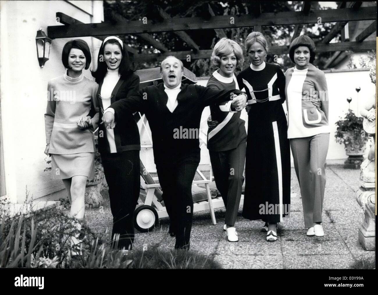 20 mai 1969 - créateur de mode parisien Jacques Esterel se sent comme un coq dans le poulailler au salon international de l'habillement à Francfort. On le voit ici avec les modèles qui sont montrer ses créations(faites de tissu jersey. Banque D'Images