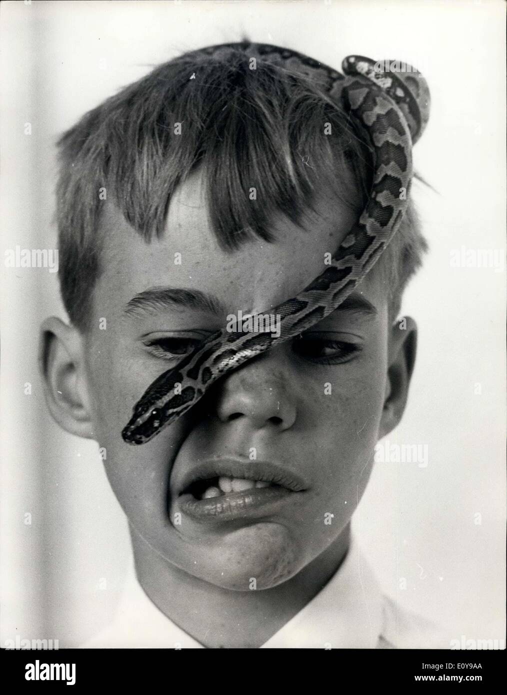 28 août 1969 - à venir face à face avec un python. Les enfants sont allés à l'hôtel Savoy - hier, beaucoup d'entre eux avec leur animal de serpents - pour une réception pour le lancement d'un nouveau livre qui sera publié demain par l'Hamlyn des groupes, dont l'objectif est d'encourager les enfants à propre non-serpents venimeux et ainsi devenir les herpétologistes. Photo montre 10 ans Stephen opham, du petit champ, Surrey, - utilise ses yeux aussi loin que possible, alors qu'il regardait son African rock python glisser sur sa tête. Banque D'Images