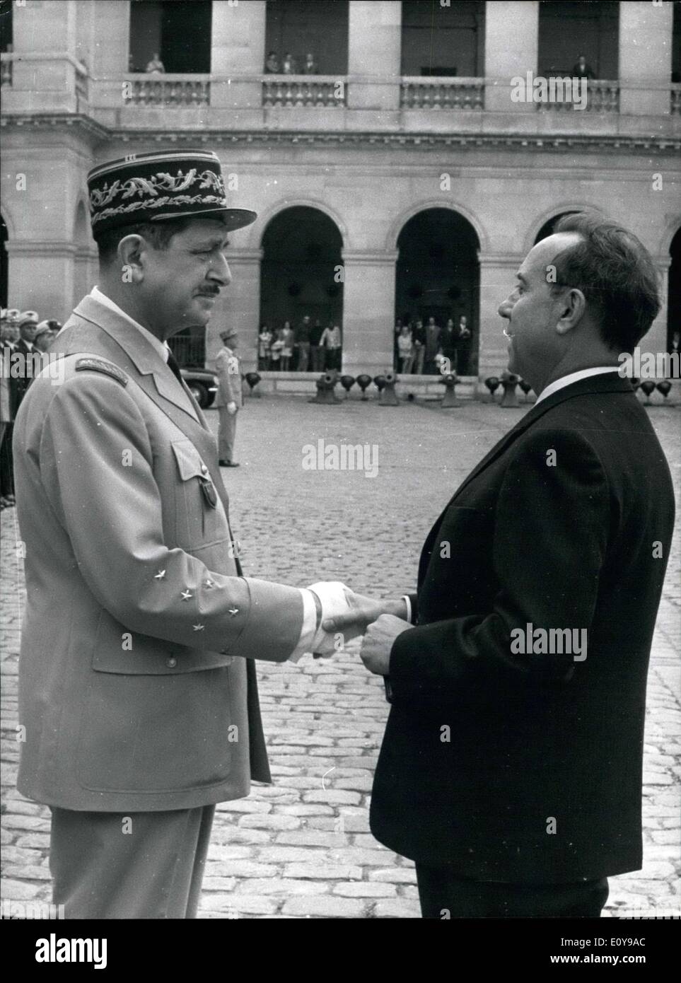 28 août 1969 - Michel DEBRÉ, ministre de la Défense, a présidé une cérémonie qui a eu lieu dans la cour d'honneur des Invalides Banque D'Images