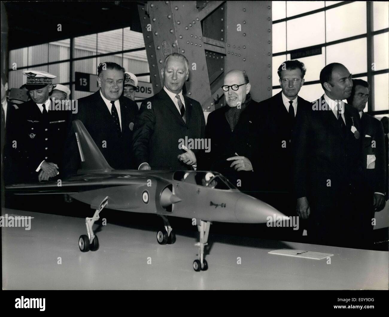 30 mai 1969 - à l'ouverture : Marcel Dassault avec des lunettes ; Pierre Messmer droit du Dassault ; modèle d'un "mirage" 64. Banque D'Images