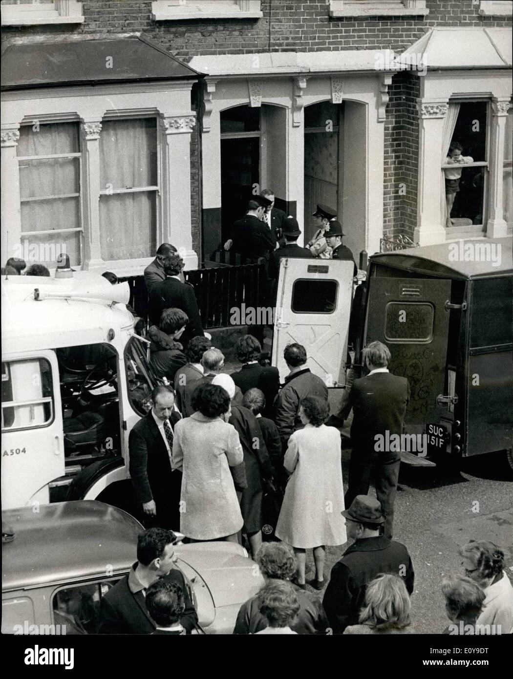 Juin 01, 1969 - 1 juin 1969- Touche d'homme avec ses deux jeunes enfants à l'encontre de siège de la police pendant dix heures. Un homme armé de deux couteaux barricadé et ses deux jeunes filles dans une chambre dans une maison en Ayrsome Road, Stoke Newington , , Londres, hier, et a défié 20 policiers qui ont essayé de lui retirer. Le siège a commencé à 30 h du matin, lorsque la police a encerclé la maison après avoir vu des voisins 36 ans West Indian, Clarence Munroe , couteaux agitant à partir d'une fenêtre à l'étage Banque D'Images