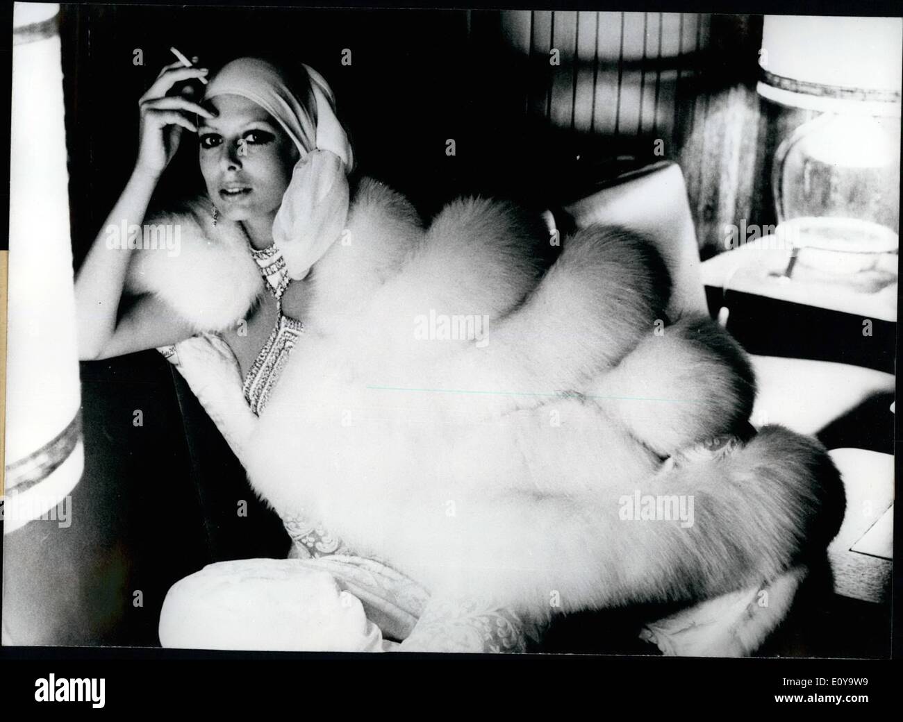 Septembre 09, 1969 - Création de tendances fourrures... : ...n le groupe d'étude du commerce des fourrures à l'Steignberger Airport Hotel à Francfort ces jours. ce soir à la mode ensemble est complété par le volumineux cap de renard polaire, créé par Kunze, Mannheim/Allemagne Banque D'Images