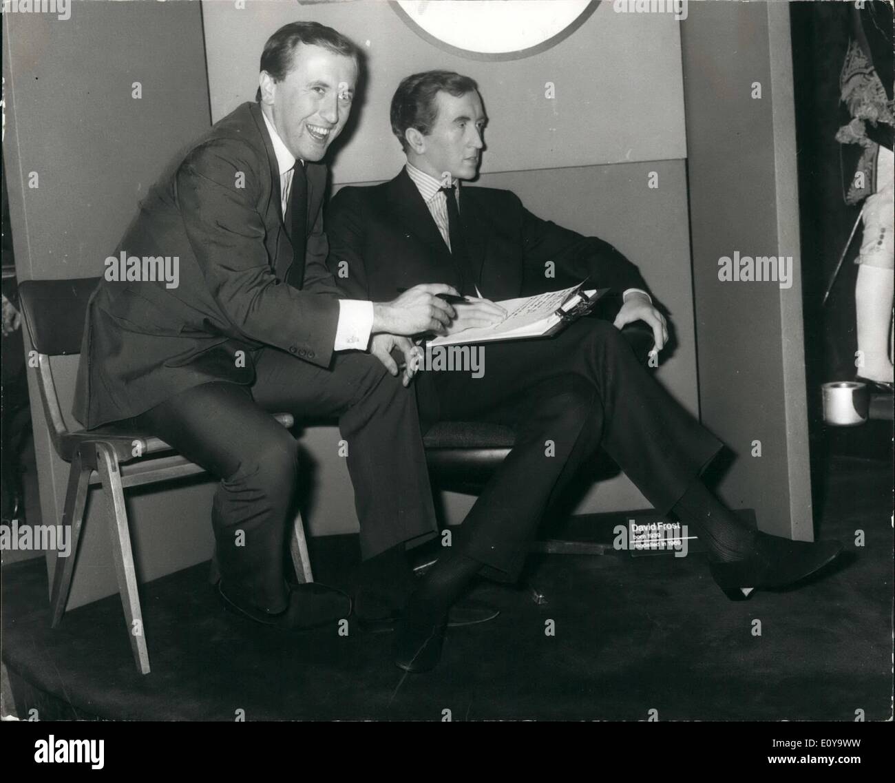 Septembre 09, 1969 - David Frost au dévoilement de la figure au Tussaud : David Frost était présent hier soir lors de l'inauguration de sa propre figure sur son introduction dans le musée Madame Tussaud. Le dévoilement a eu lieu au cours d'un dîner buffet dans le cadre de la convention Groupe Westinghouse - ''Ferecast ; 1970 - 10 ans de la décision" - pour des affaires américain et des responsables de la société. La figure prendra sa place avec d'autres personnalités de la télévision, y compris Michel Falaise et plus Bamenn Andrews. Photo montre David Frost photographiée avec sa figure de cire chez Madame Tussaud's hier soir. Banque D'Images