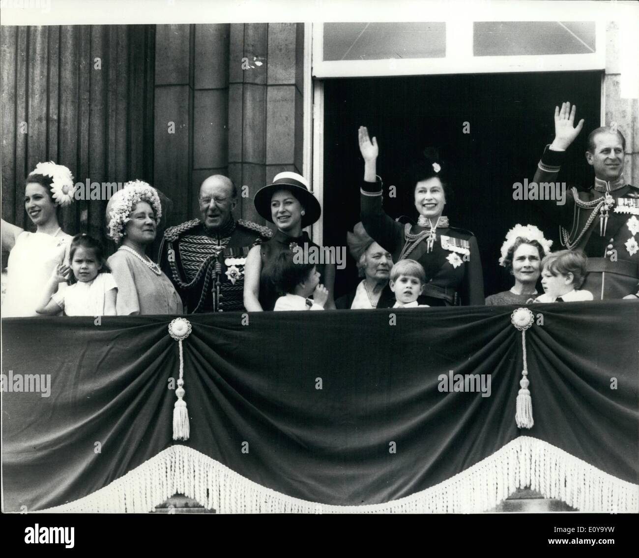 Juin 06, 1969 - La parade du cérémonie Couleur - Prototype britannique Concorde 002 salue la Reine : la cérémonie de la parade la couleur a eu lieu aujourd'hui à Horse Guards Parade pour célébrer l'anniversaire officiel de la Reine, qui a pris le salut pendant le défilé de la garde. Une autre attraction pour la cérémonie était le vol au dessus de Londres du Concorde 002 qui passa sur le palais de Buckingham comme un hommage à la Reine qui l'a observé depuis le balcon Banque D'Images