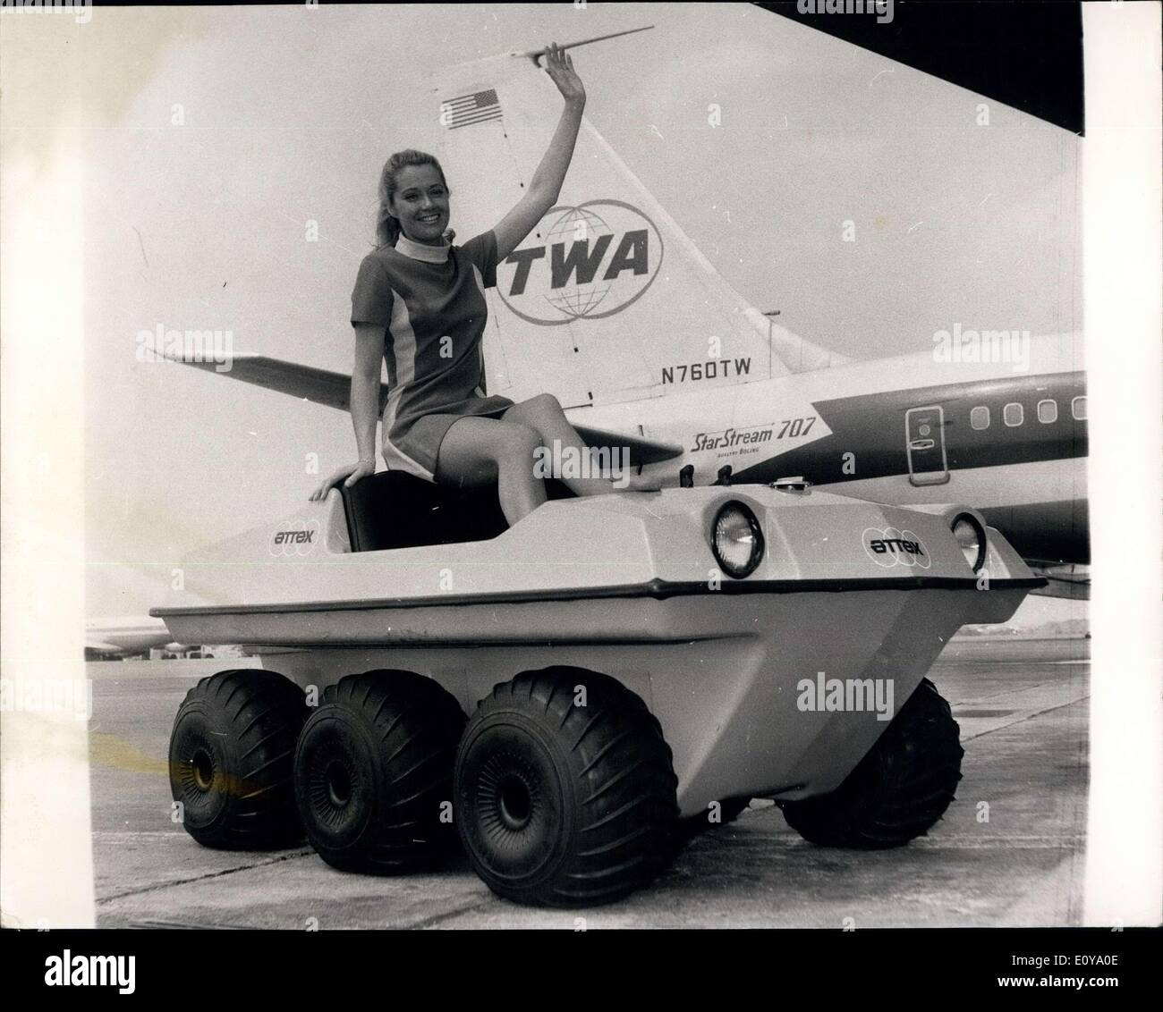 Juin 10, 1969 - ''Fun'' de l'Amérique : à la suite de la sous-marin jaune des Beatles, venir ce véhicule jaune ''Fun'' de l'Amérique. Peu après son arrivée à l'aéroport d'Heathrow à Londres, de Pittsburgh, aujourd'hui, Trans World Airlines hôtesse Carol Marshall, une ex-Miss London Airport, le mettre à l'épreuve. Le véhicule avait été volé dans l'ensemble du fret à bord d'un jet de TWA et est en route vers l'Olympia pour une exposition internationale des plastiques qui se tiendra ce mois Banque D'Images