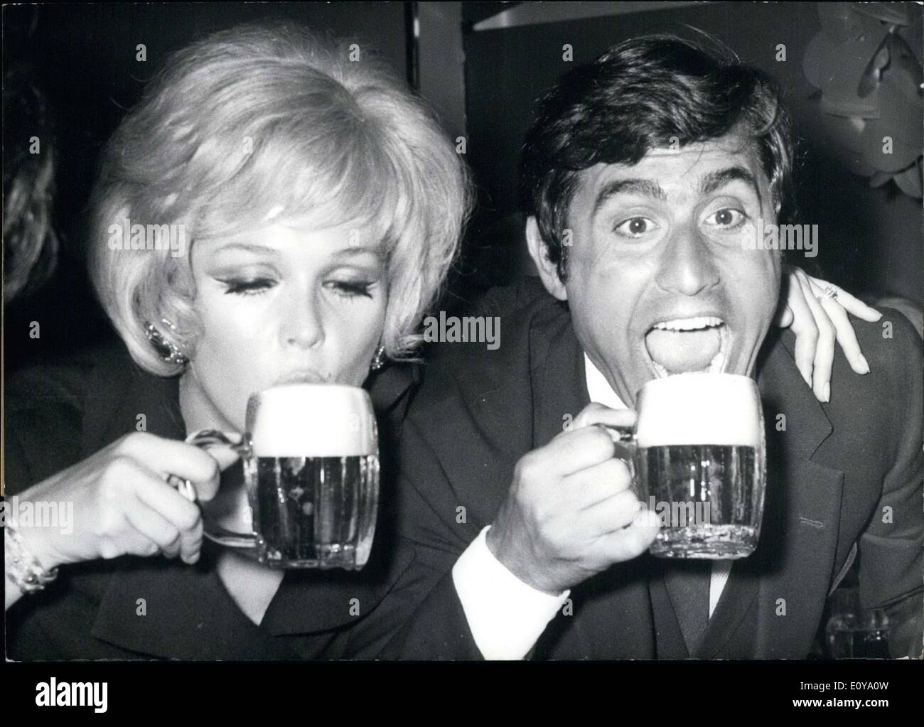Juin 11, 1969 - La photo, actrice hongroise Torday, connu sous le nom de Terry due Frau en Allemagne, et l'acteur italien Lando Buzzanca comme ils profiter d'une boisson fraîche. Banque D'Images