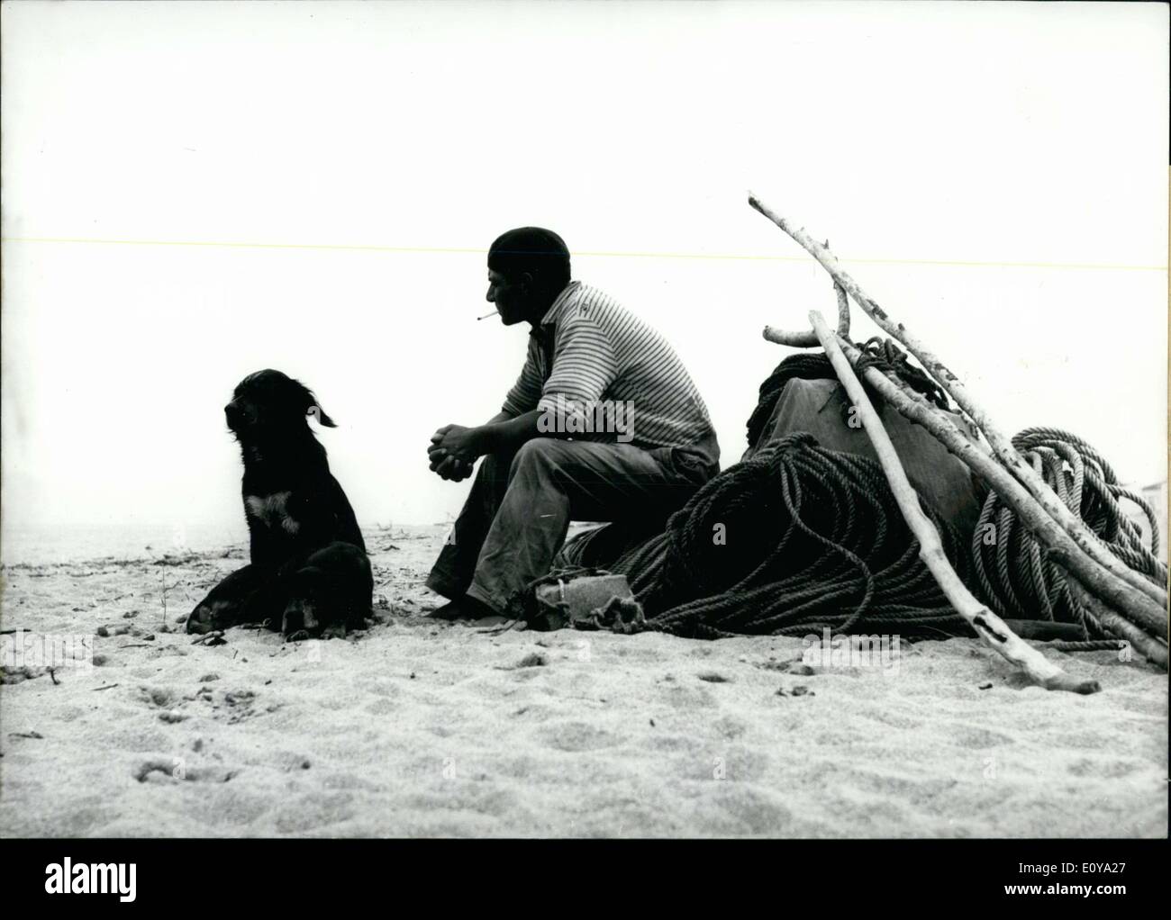 Juin 19, 1969 - Cette paire de l'homme et le meilleur ami de l'homme jouissent de la paix du matin sur une plage dans le sud de la France. La région était peuplée par les touristes durant cette période. Banque D'Images