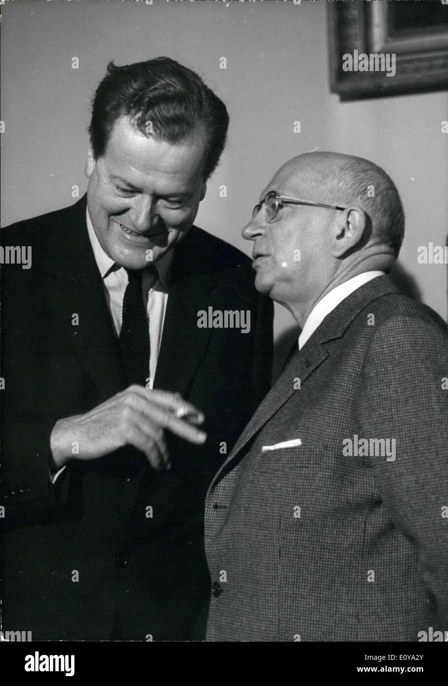 Juin 24 1969 Le Ministre De L Education Edgar Faure Parle Avec Son Successeur Olivier Guichard Au Cours De La Ceremonie De Transfert Des Pouvoirs Photo Stock Alamy