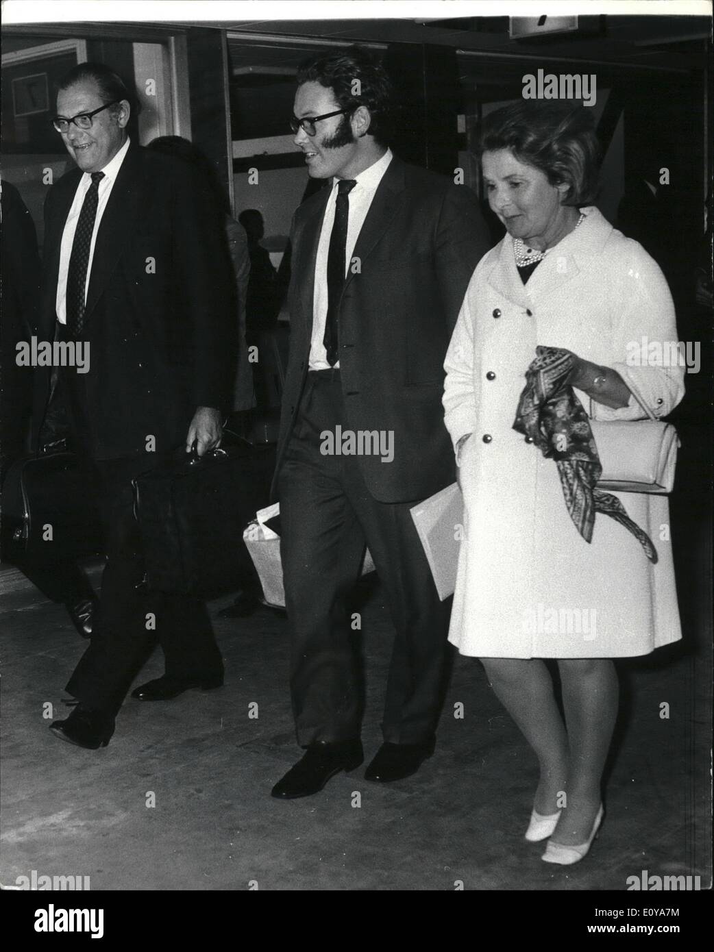 Septembre 09, 1969 - M. Maudling et son épouse arrivent à l'aéroport de London du Caire : M. Reginald Maudling le parti conservateur est leader adjoint est arrivé à heathrew cet après-midi avec son épouse de soins qu'ils ont été réunis par leur fils âgé de 25 ans, Martin. photo montre M. et Mme Maudling, photographiée avec leur fils âgé de 25 ans, Martin (centre) qui a été à l'aéroport pour les grands. Banque D'Images