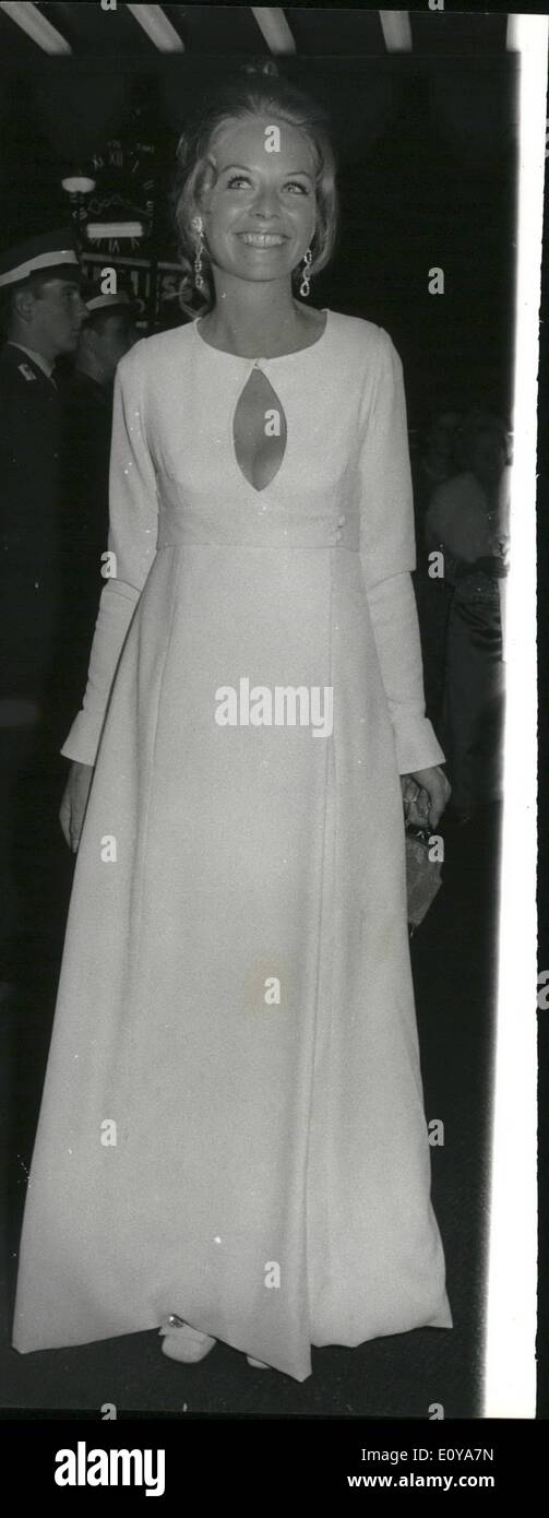 Septembre 09, 1969 - Première mondiale de ''Bataille d'Angleterre''. : La première mondiale de la United Artists film ''Bataille d'Angleterre'', s'est tenue hier soir au théâtre Liceu Dominion, Tottenham Court Road, Londres. Photo montre Susannah York, l'une des stars du film, que l'on voit arriver pour la nuit dernière, l'avant-première. Banque D'Images