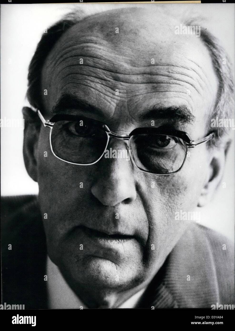 Septembre 09, 1969 - Der Friedenspreis des Deutschen Buchhandels wird in diesem Jahr un Professeur Alexander Mitscherlich verliehen. Die ubergabe findet am 12. Dans traditionsgemass aktbr der Frankfurter Paulskirche statt ; Laudatic Preistrager die auf der halt dans Vizeprasident Chicago lehrende der Internationalen Gesselschaft Psychanalyser fourrure, Dr. Heinz Kohut. Alexander Mitscherlich (61) ist als fourrure Professeur Psychologie an der Universitat Frankfurt tatig Banque D'Images