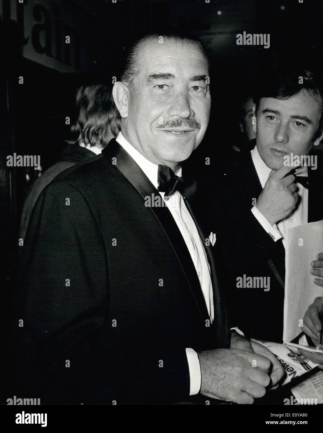 Septembre 09, 1969 - Première mondiale de ''Bataille d'Angleterre'' : la première mondiale de l'État film des artistes ''Bataille d'Angleterre'', s'est tenue hier soir à la domination du théâtre, Tottenham Court Road, Londres. Photo montre : Adolf Galland, un ex-pilote de la Luftwaffe qui ont conseillé sur le film -- illustré lors de la Première Mondiale hier soir. Banque D'Images