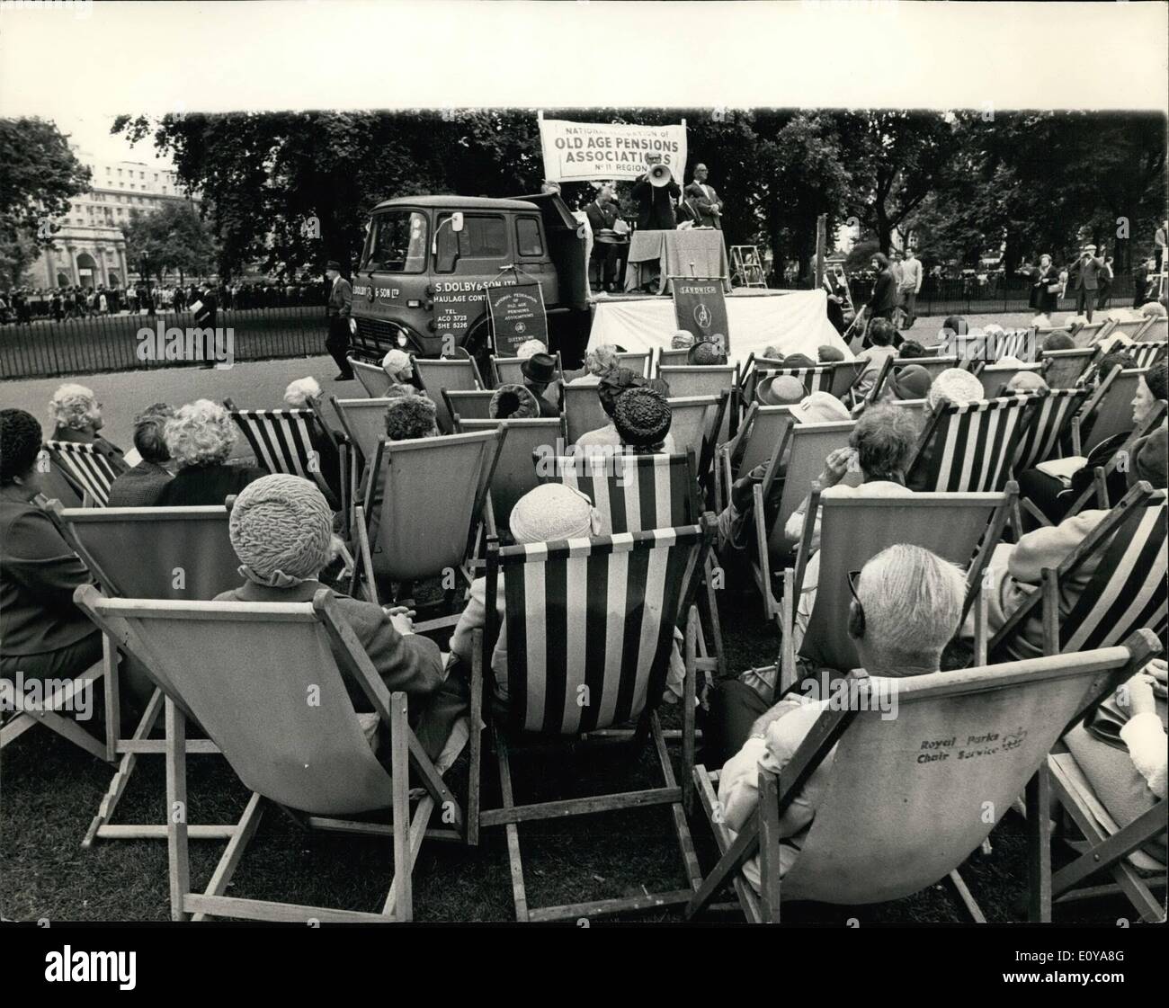Septembre 09, 1969 - UNE DÉMONSTRATION AVEC UNE DIFFÉRENCE - PENSIONNÉS VOUS DÉTENDRE DANS DES CHAISES LONGUES. Parmi les différentes manifestations et réunions organisées au Speaker's Corner, Hyde Park, aujourd'hui, il y a eu une réunion qui s'est passé tout à fait confortable. C'était la réunion de l'Association des retraités et les retraités qui fréquentent , décidé à prendre les choses très à l'aise en vous relaxant dans des chaises pour écouter les orateurs. La photo montre une partie des pensionnés take it easy comme ils écoutent les orateurs de Hyde Park Corner aujourd'hui. Banque D'Images