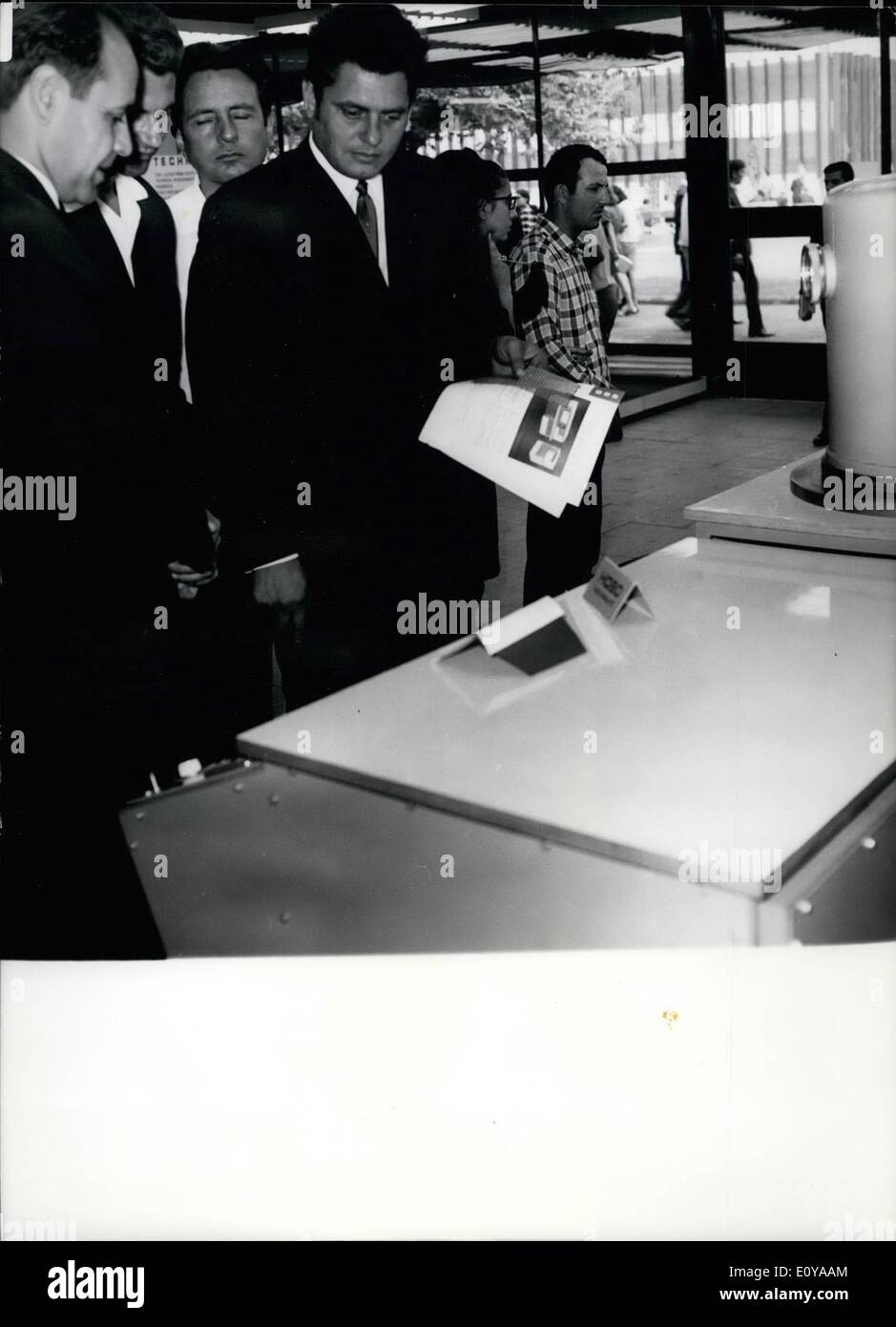 Septembre 09, 1969 - Nouveau produit à la 25e Foire Internationale de Plovdiv : photo montre la section de la recherche scientifique à l'Institut Supérieur de pédagogie à Plovdiv montre une nouvelle installation de métallisation sous vide ''UVM-2''. Sur la photo est vu une démonstration de la métallisation des matières plastiques dans la nouvelle installation. Banque D'Images
