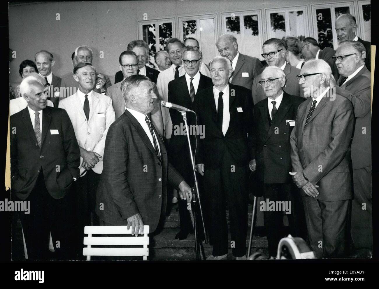 Juillet 02, 1969 - En présence d'une vingtaine de lauréats du Prix Nobel de la France, la Suède, l'Angleterre, l'Australie, et l'Allemagne Graf Lennart Bernadotte a ouvert la 19e Convention de lauréats du Prix Nobel à Lindau le 30 juin. La convention devrait durer jusqu'au 4 juillet. Quatorze lauréats présenteront leurs résultats de recherche, et le Premier Ministre bavarois Alfons Goppel, Archevêque de Vienne Le Cardinal K ?nig, des représentants des gouvernements locaux, des ambassadeurs étrangers, et plus de 250 étudiants des deux universités nationales et étrangères seront présents Banque D'Images