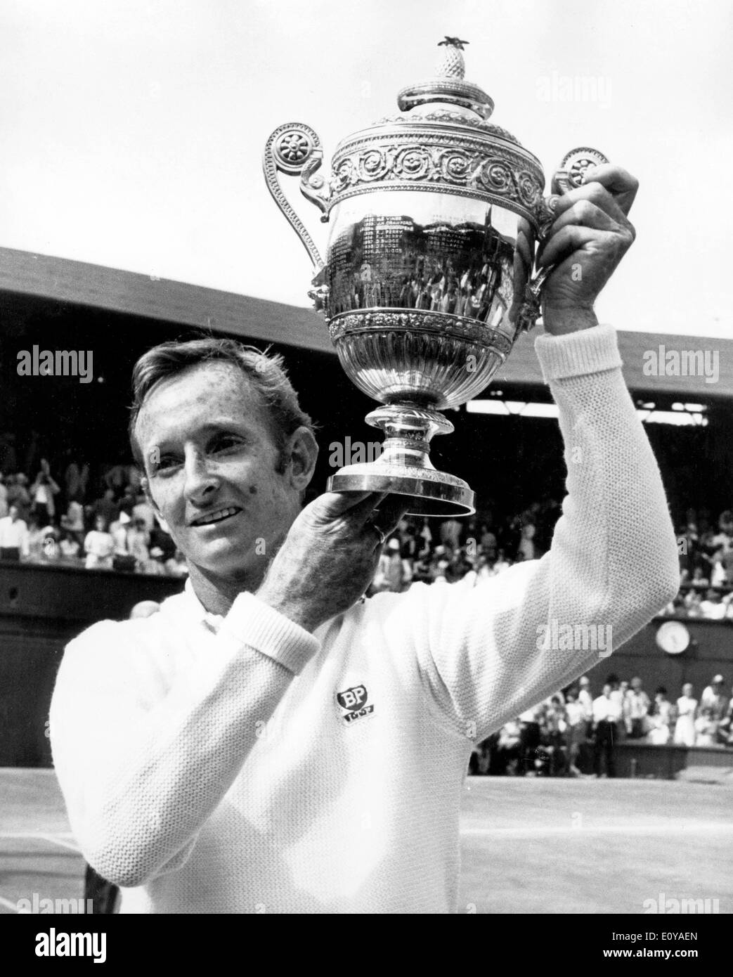 Juillet 05, 1969 ; London, UK ; dans la finale hommes de Wimbledon cet après-midi, Rod Laver de l'Australie, beat australien John Newcombe, 6-4, 5-7, 6-4 et 6-4. La photo montre la Rod Laver haute le trophée après avoir remporté la finale à Wimbledon pour hommes aujourd'hui pour la quatrième fois. Banque D'Images