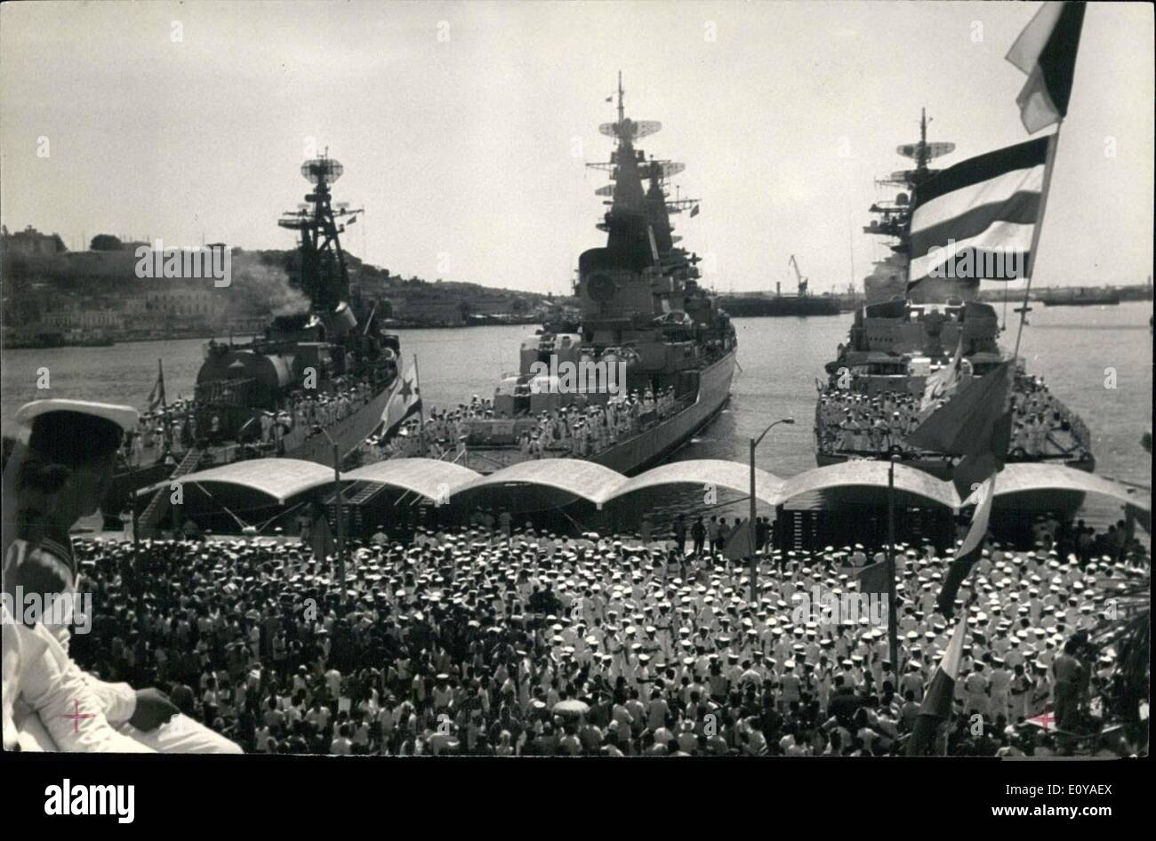 Juillet 07, 1969 - La marine soviétique à Cuba : une vue partielle de la foule énorme en face du siège de la Marine révolutionnaire de Cuba, à la cérémonie d'accueil pour les marins soviétiques. Banque D'Images