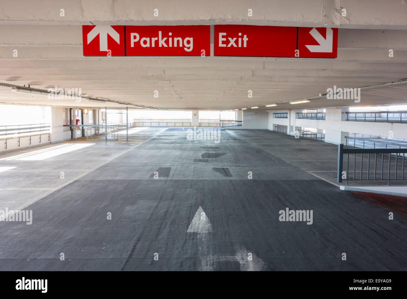 L'Europe ; Royaume-Uni, Angleterre, parking voiture Banque D'Images