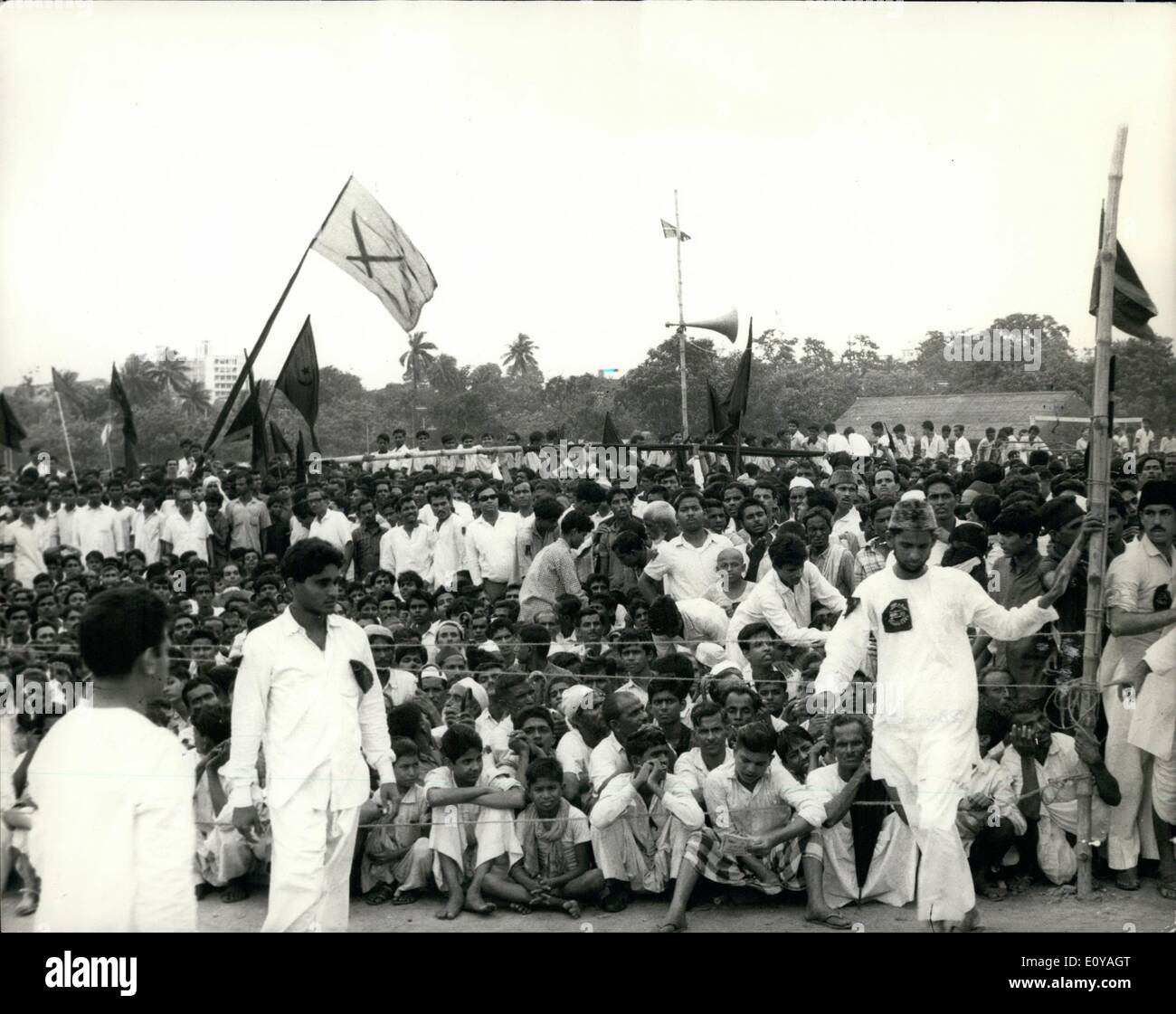 Septembre 09, 1969 - Démonstration Anti-Israel massive en Inde : les musulmans dans différentes parties de l'Inde a observé ''Journée'' de vendredi dernier (29 août) pour condamner l'incendie de la mosquée Al Aqsa à Jérusalem. Ils ont gardé leurs boutiques fermées, ont défilé dans les processions de rue vêtu de noir et portant des badges drapeaux noirs, organisé des rassemblements et soulevé des drapeaux noirs sur les toits. Dans Calcutta plus de 500 000 musulmans ont assisté à la manifestation centrale de la ville. Elle a adopté une résolution condamnant la Grande-Bretagne, les États-Unis, l'Allemagne de l'Ouest et d'autres pour les ''siding avec Israël qui viole l'ONU Banque D'Images