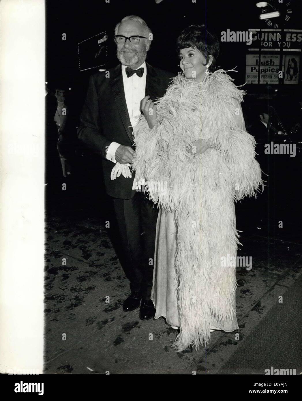 Septembre 15, 1969 - Première mondiale de ''Bataille d'Angleterre''. La première mondiale de l'Artistes Unit film ''Bataille d'Angleterre'', s'est tenue hier soir au Théâtre des Dominions, Tottenham Court Road, Londres. Photo montre Sir Laurence Olivier, qui dépeint le maréchal en chef de l'Éternel Dowdingm dans le film vu arriver avec sa femme, Joan Plowright, hier soir. Banque D'Images