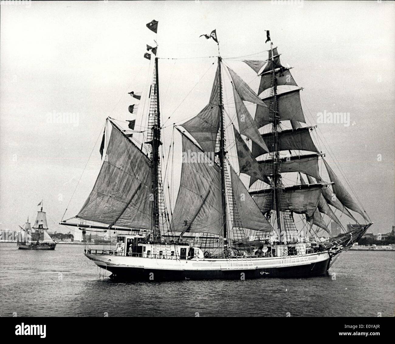 Septembre 15, 1969 - REGINA MARIS VOILES À L'Australie, après délai. Le barquentime «GINA Norvégien MARIS', a quitté Plymouth hier (dimanche), après un délai de trois jours, à suivre le premier voyage du capitaine Cook en Australie, via le cap Horn. Météo Bud, une blessure à son bo'sun, Roger Callan, et la non-livraison des approvisionnements alimentaires a tenu sa place. Le Regina Maris est skippé par deux frères aimants maritimes norvégiennes, les capitaines John Wilson et Sigfried Wilson. Le capitaine John Wilson's Chinese femme, Alice, et 5 semaines fille, Marianne, sont accompanning-les sur le voyage Banque D'Images